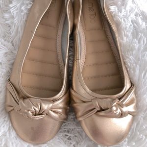 Me Too size 8.5 gold flats, super cute!